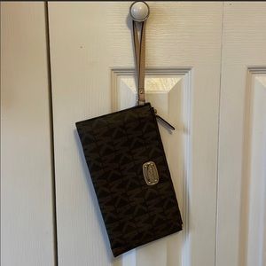 Micheal Kors wristlet
